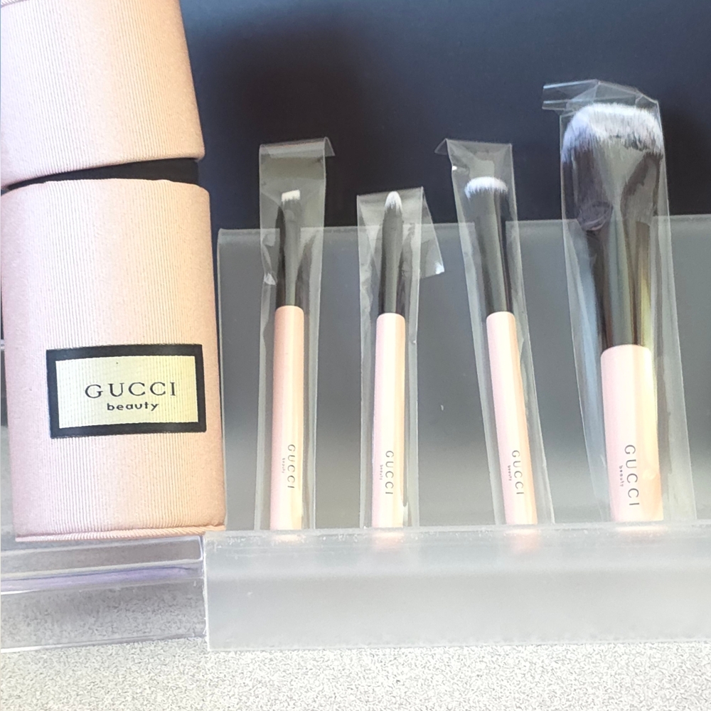 Gucci Beauty 4pc Make Up Brushes With Holder